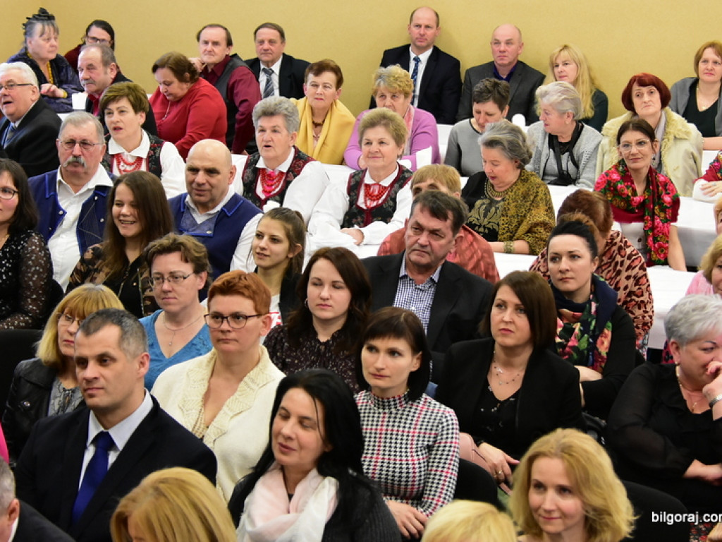 Panowie Paniom, czyli Dzień Kobiet na ludowo w Starym Bidaczowie (FOTO)
