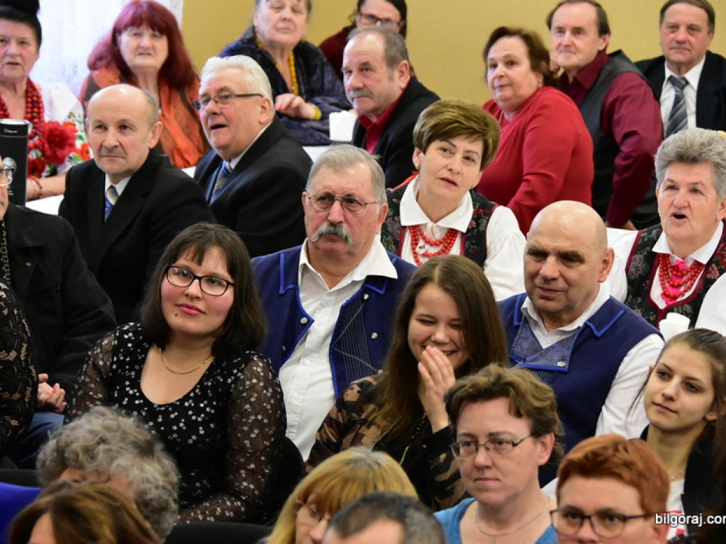 Panowie Paniom, czyli Dzień Kobiet na ludowo w Starym Bidaczowie (FOTO)