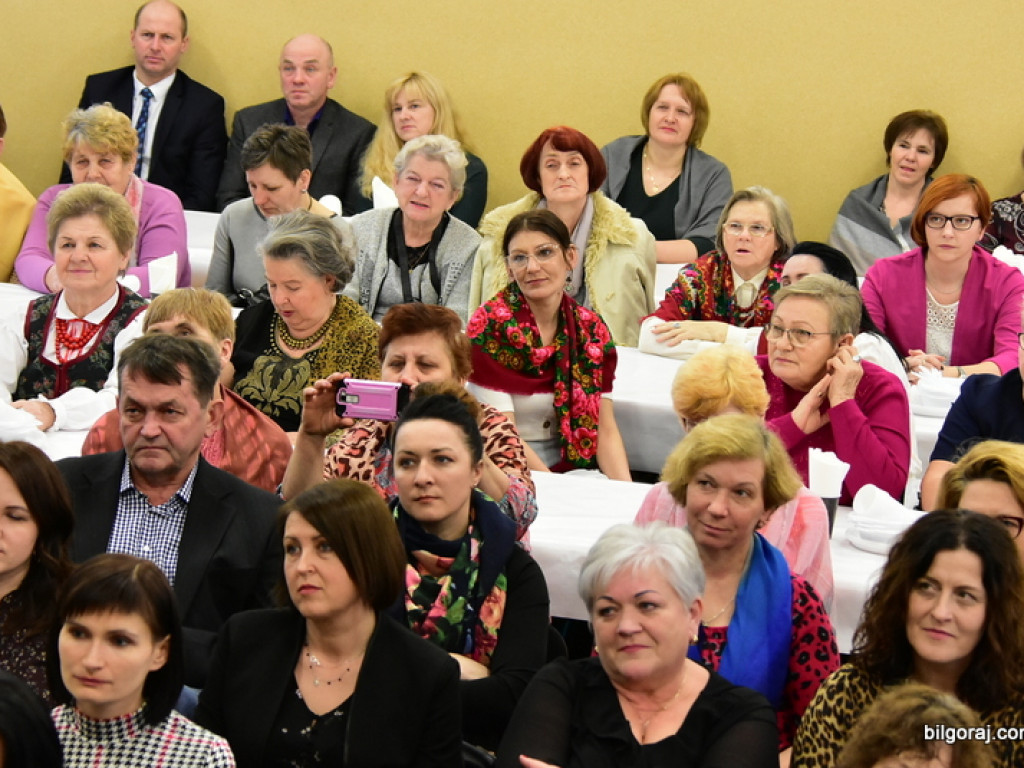 Panowie Paniom, czyli Dzień Kobiet na ludowo w Starym Bidaczowie (FOTO)
