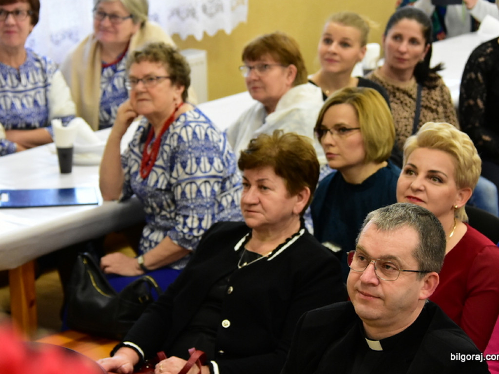 Panowie Paniom, czyli Dzień Kobiet na ludowo w Starym Bidaczowie (FOTO)
