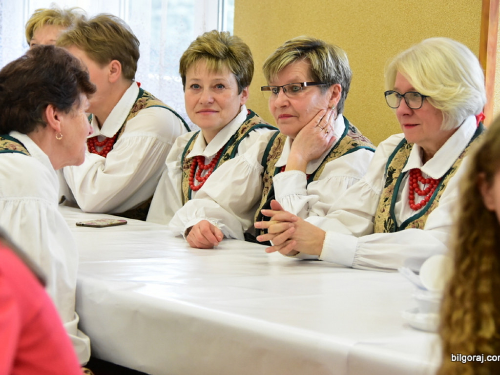 Panowie Paniom, czyli Dzień Kobiet na ludowo w Starym Bidaczowie (FOTO)