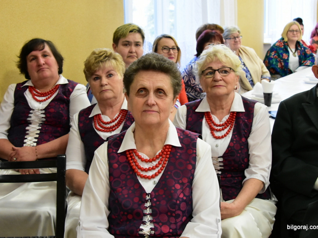 Panowie Paniom, czyli Dzień Kobiet na ludowo w Starym Bidaczowie (FOTO)