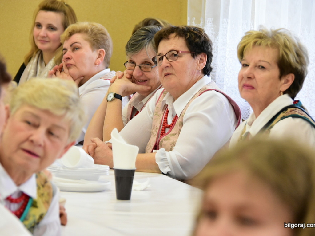 Panowie Paniom, czyli Dzień Kobiet na ludowo w Starym Bidaczowie (FOTO)