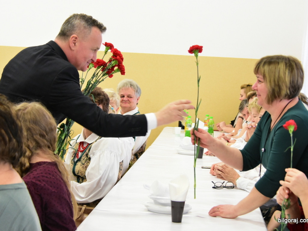Panowie Paniom, czyli Dzień Kobiet na ludowo w Starym Bidaczowie (FOTO)