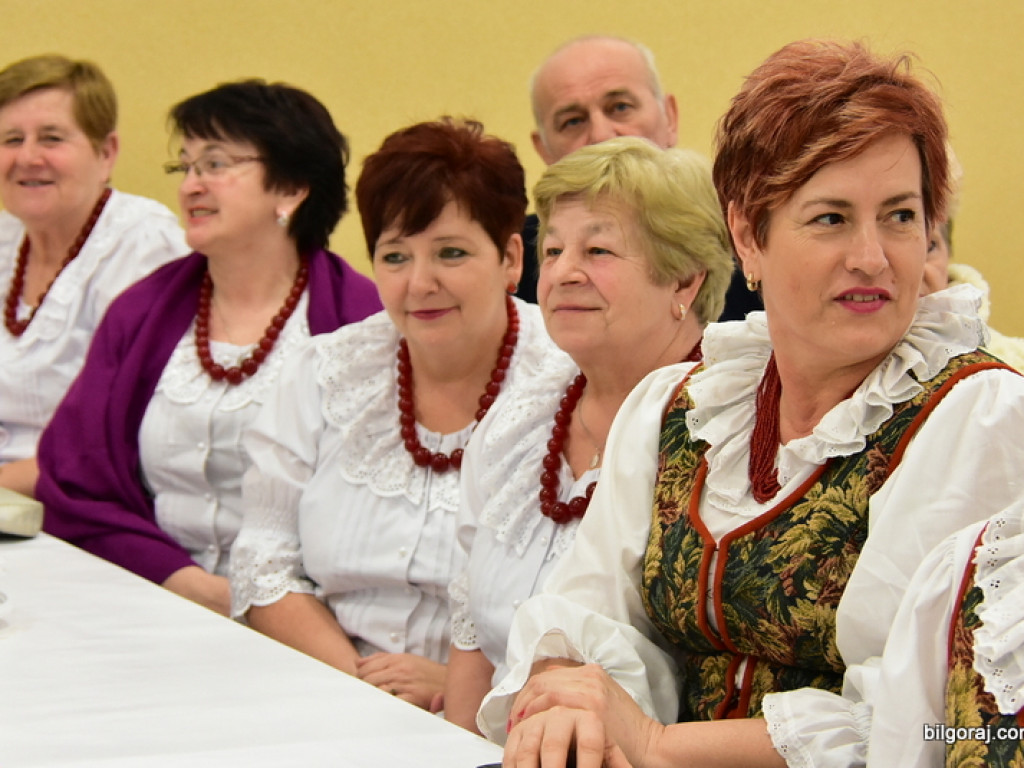 Panowie Paniom, czyli Dzień Kobiet na ludowo w Starym Bidaczowie (FOTO)