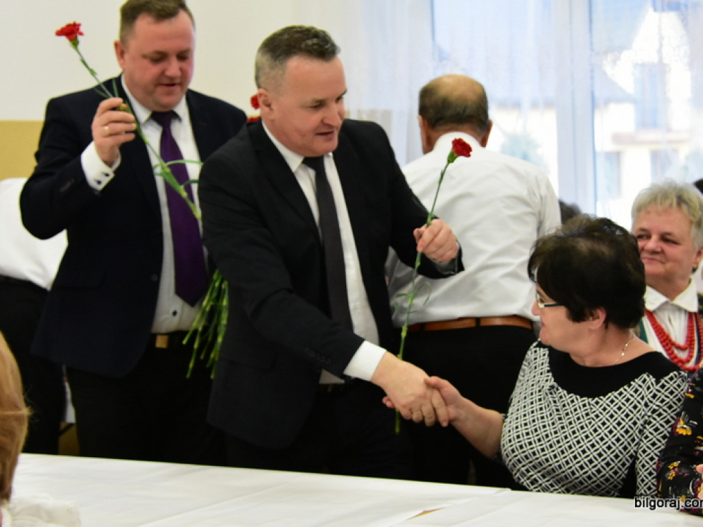 Panowie Paniom, czyli Dzień Kobiet na ludowo w Starym Bidaczowie (FOTO)