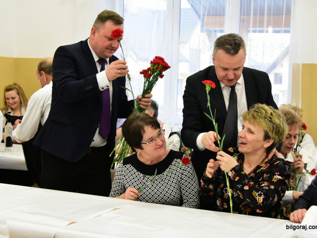 Panowie Paniom, czyli Dzień Kobiet na ludowo w Starym Bidaczowie (FOTO)