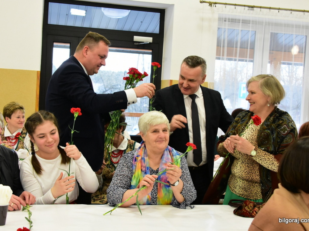Panowie Paniom, czyli Dzień Kobiet na ludowo w Starym Bidaczowie (FOTO)