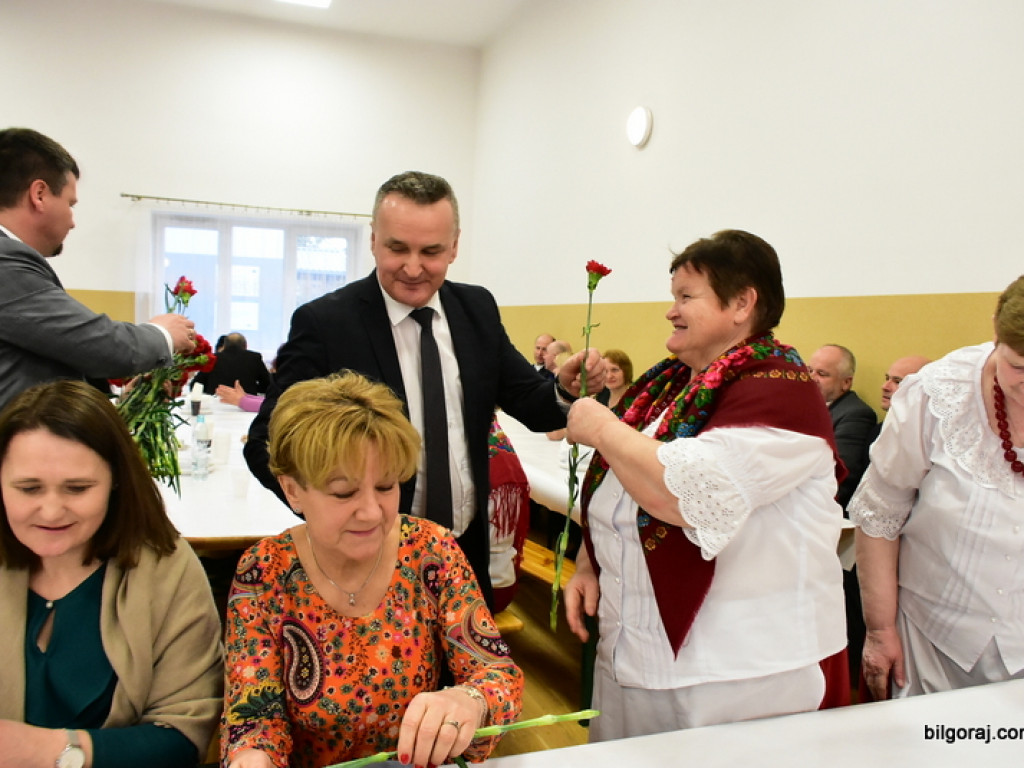 Panowie Paniom, czyli Dzień Kobiet na ludowo w Starym Bidaczowie (FOTO)