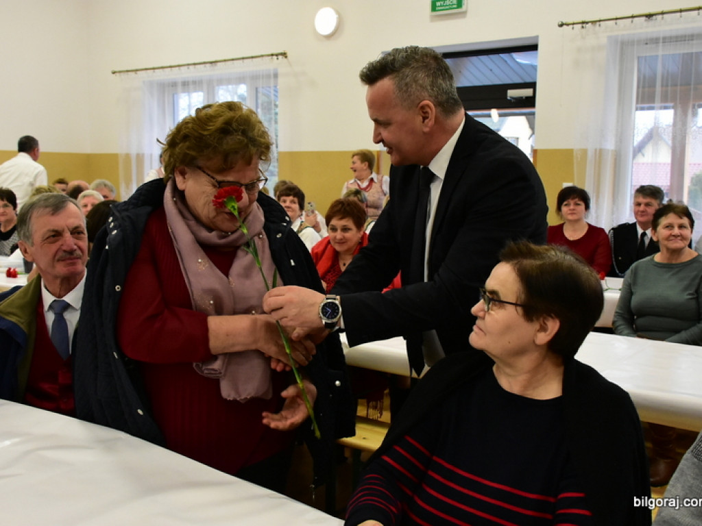 Panowie Paniom, czyli Dzień Kobiet na ludowo w Starym Bidaczowie (FOTO)