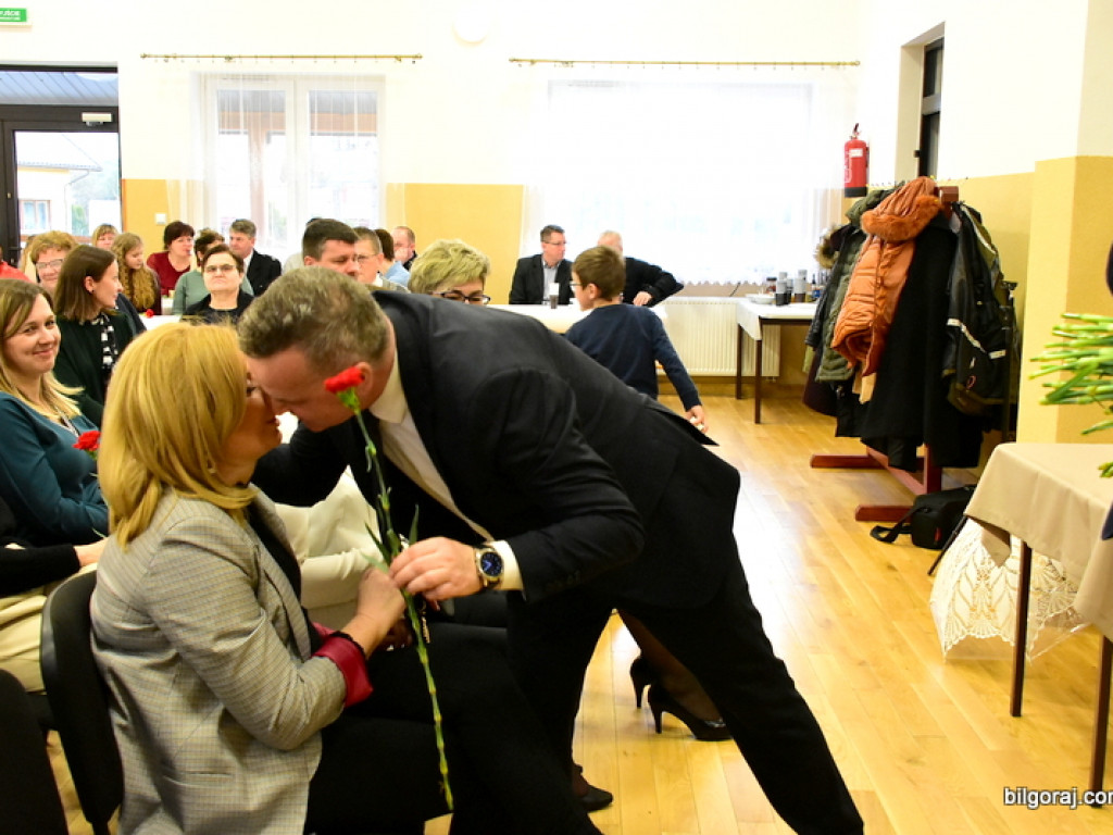 Panowie Paniom, czyli Dzień Kobiet na ludowo w Starym Bidaczowie (FOTO)