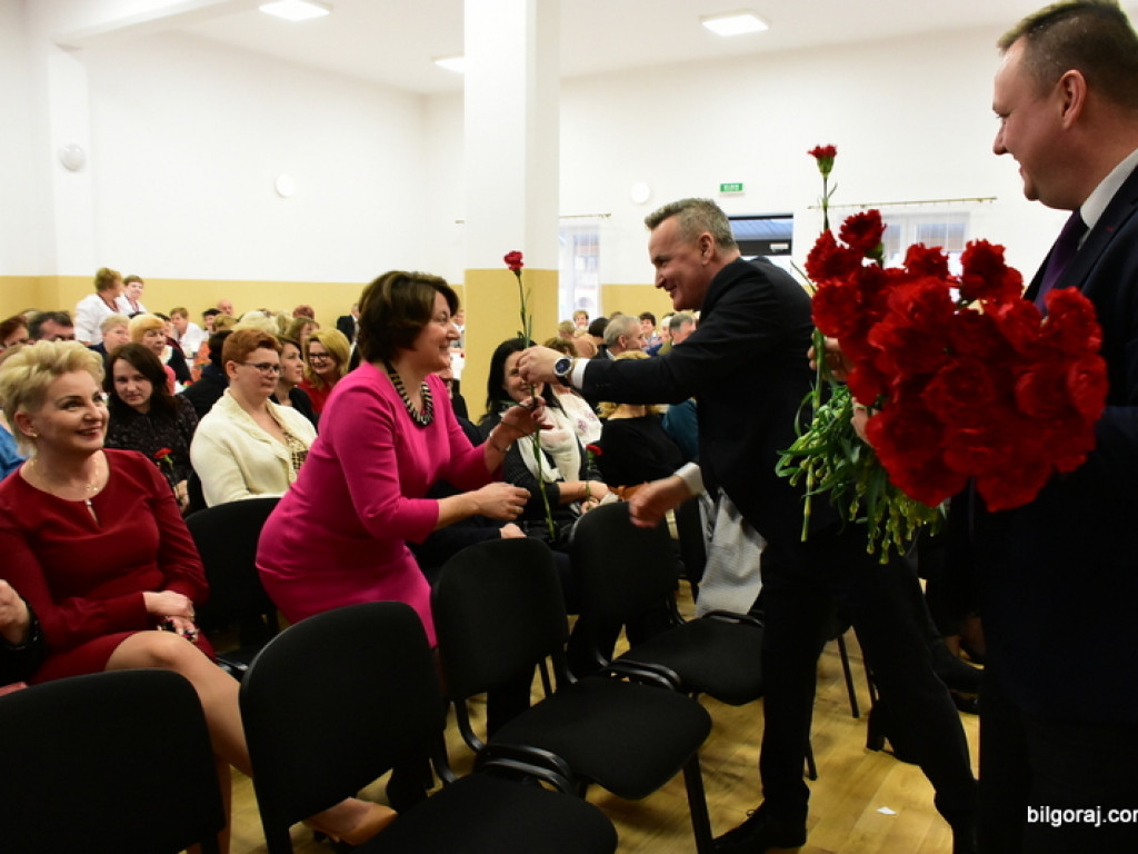 Panowie Paniom, czyli Dzień Kobiet na ludowo w Starym Bidaczowie (FOTO)