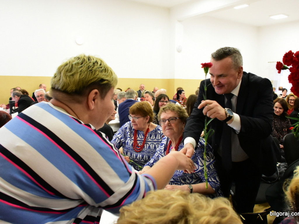 Panowie Paniom, czyli Dzień Kobiet na ludowo w Starym Bidaczowie (FOTO)