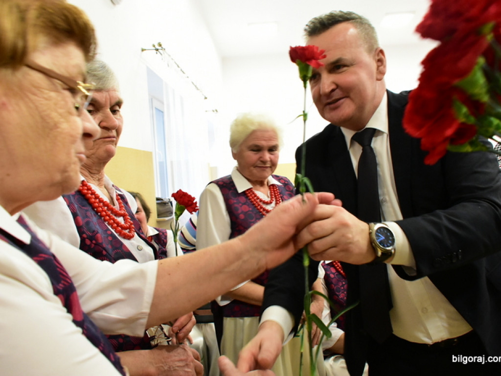 Panowie Paniom, czyli Dzień Kobiet na ludowo w Starym Bidaczowie (FOTO)