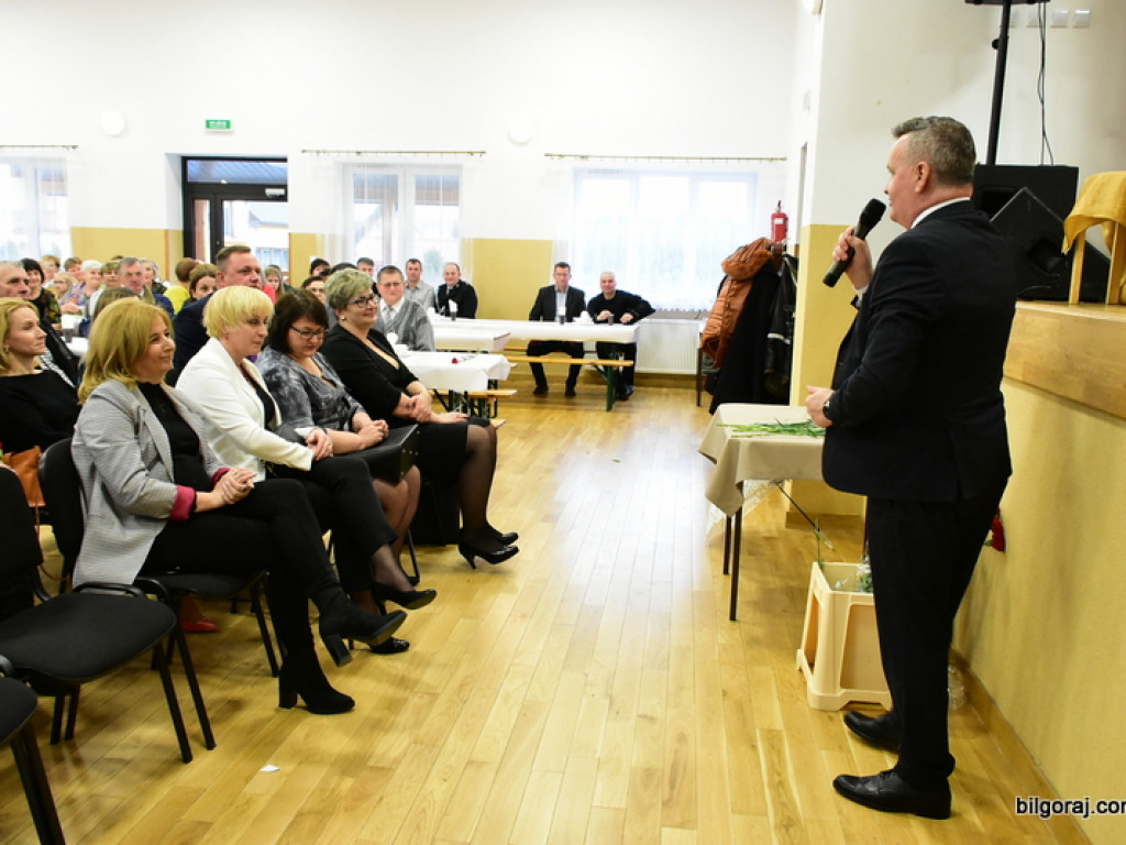 Panowie Paniom, czyli Dzień Kobiet na ludowo w Starym Bidaczowie (FOTO)