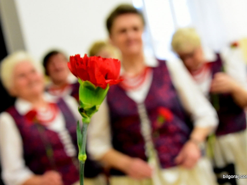 Panowie Paniom, czyli Dzień Kobiet na ludowo w Starym Bidaczowie (FOTO)