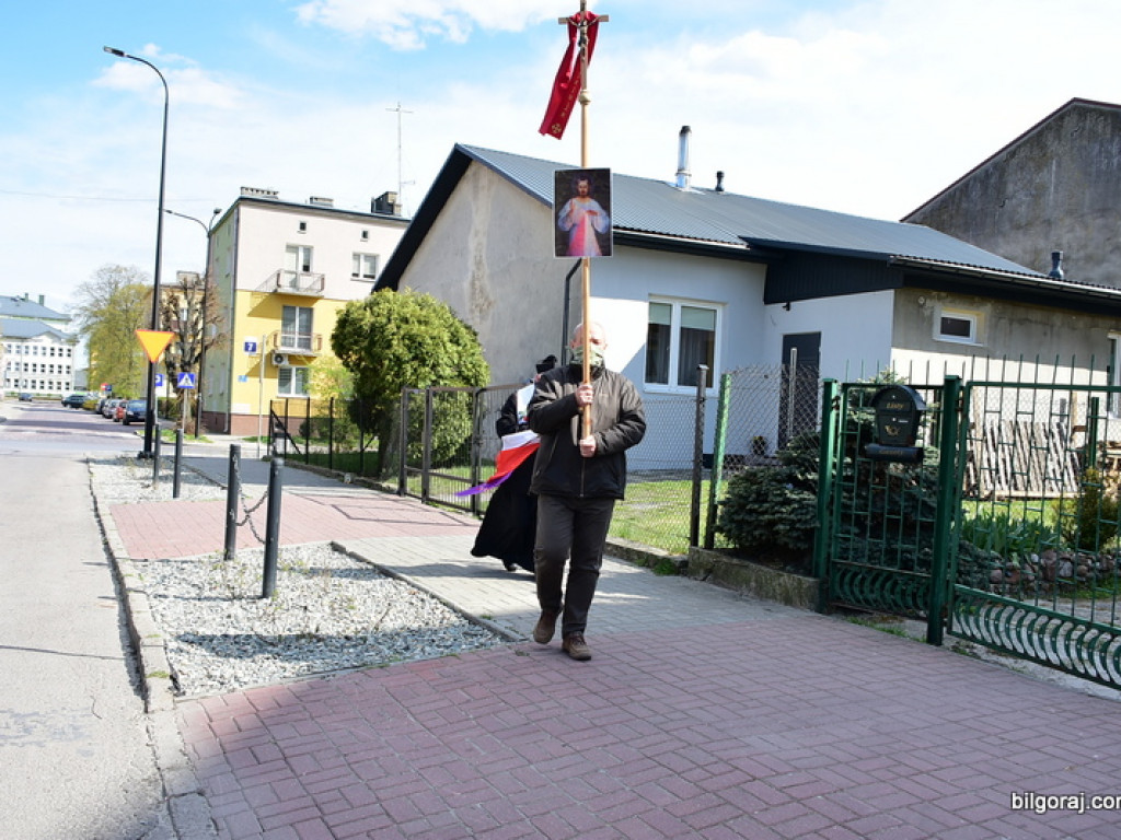 Procesja z relikwiami św. Siostry Faustyny ulicami Biłgoraja (FOTO)