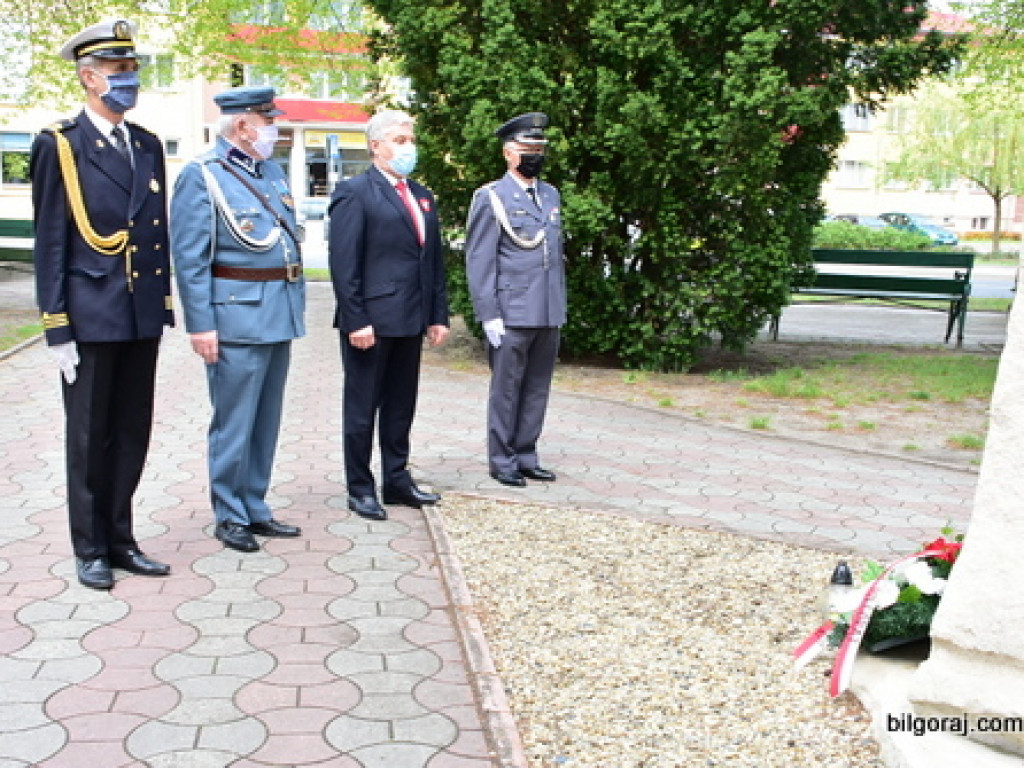 Poseł Beata Strzałka i przedstawiciele władz powiatu biłgorajskiego, uczcili 229. rocznicę uchwalenia Konstytucji 3 Maja (FOTO)