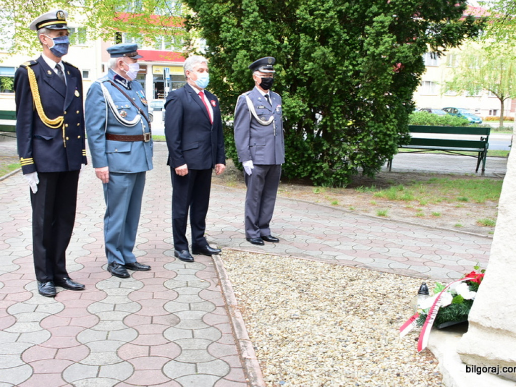 Poseł Beata Strzałka i przedstawiciele władz powiatu biłgorajskiego, uczcili 229. rocznicę uchwalenia Konstytucji 3 Maja (FOTO)