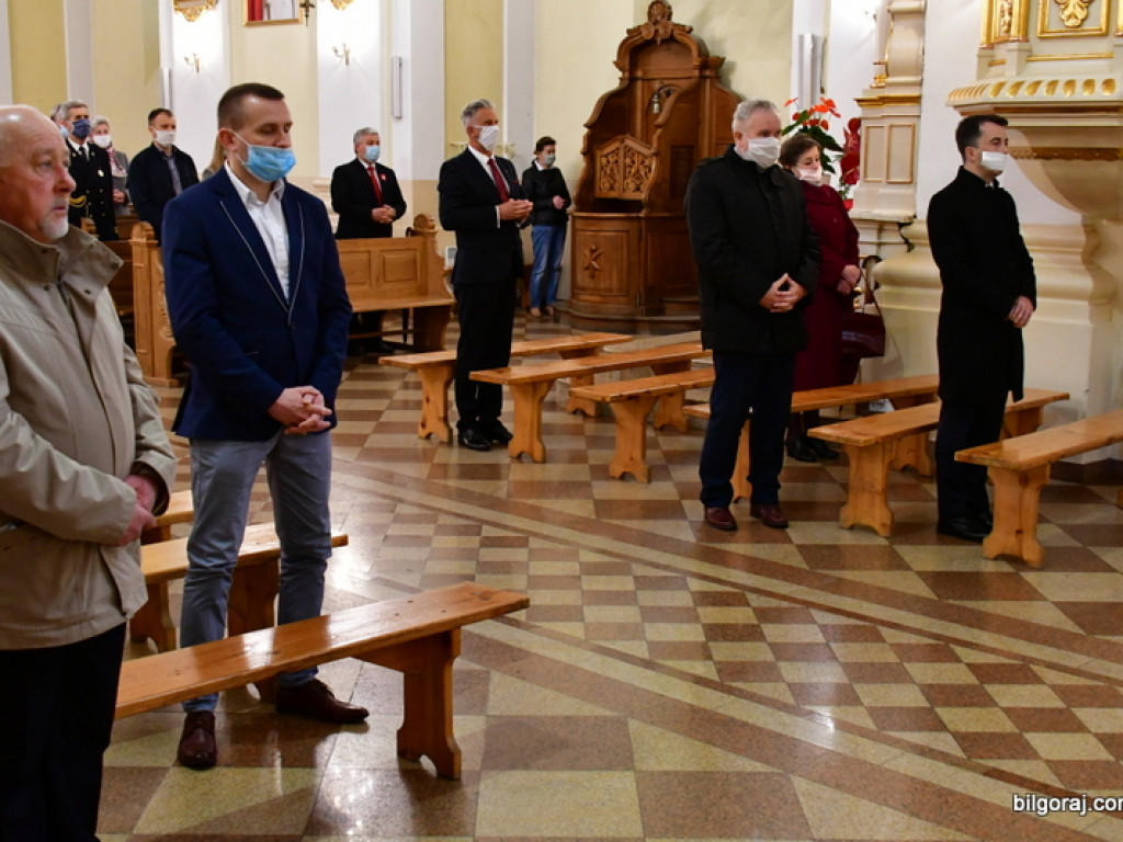 Poseł Beata Strzałka i przedstawiciele władz powiatu biłgorajskiego, uczcili 229. rocznicę uchwalenia Konstytucji 3 Maja (FOTO)