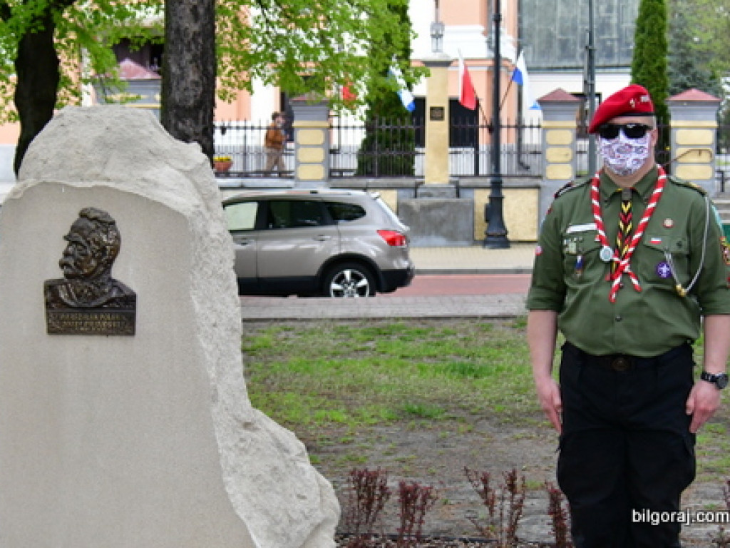 Biłgoraj. Burmistrz, Wójt i Przewodniczący Rady Miasta złożyli kwiaty ku czci majowej Konstytucji (FOTO)