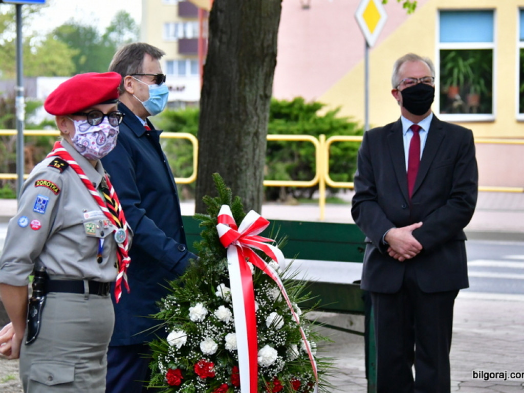 Biłgoraj. Burmistrz, Wójt i Przewodniczący Rady Miasta złożyli kwiaty ku czci majowej Konstytucji (FOTO)