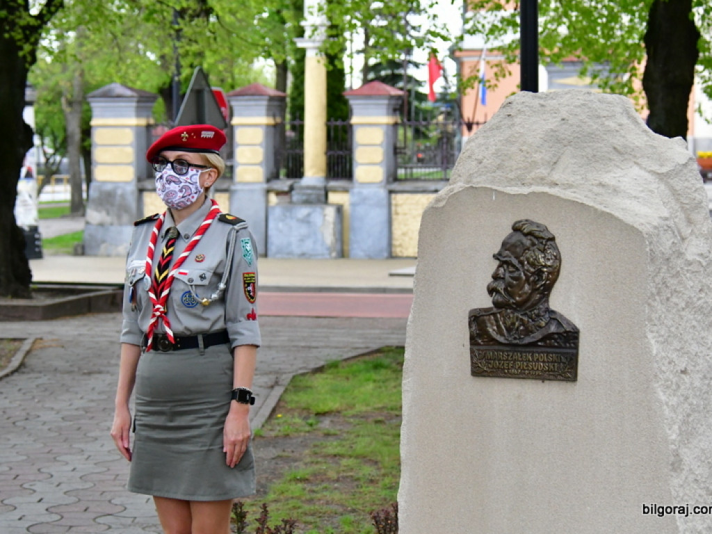 Biłgoraj. Burmistrz, Wójt i Przewodniczący Rady Miasta złożyli kwiaty ku czci majowej Konstytucji (FOTO)