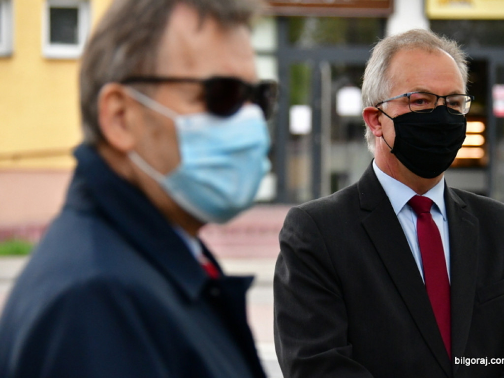 Biłgoraj. Burmistrz, Wójt i Przewodniczący Rady Miasta złożyli kwiaty ku czci majowej Konstytucji (FOTO)
