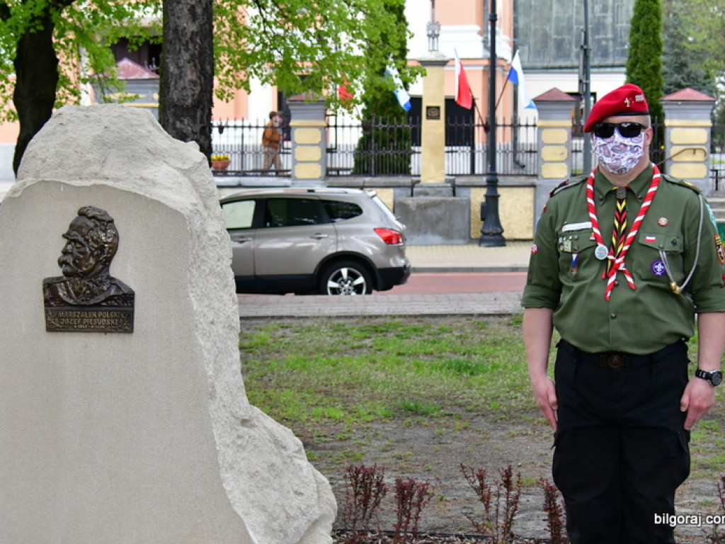 Biłgoraj. Burmistrz, Wójt i Przewodniczący Rady Miasta złożyli kwiaty ku czci majowej Konstytucji (FOTO)