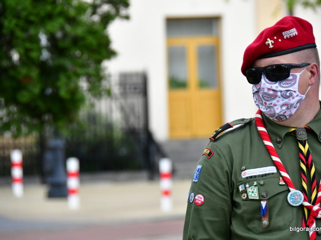 Biłgoraj. Burmistrz, Wójt i Przewodniczący Rady Miasta złożyli kwiaty ku czci majowej Konstytucji (FOTO)