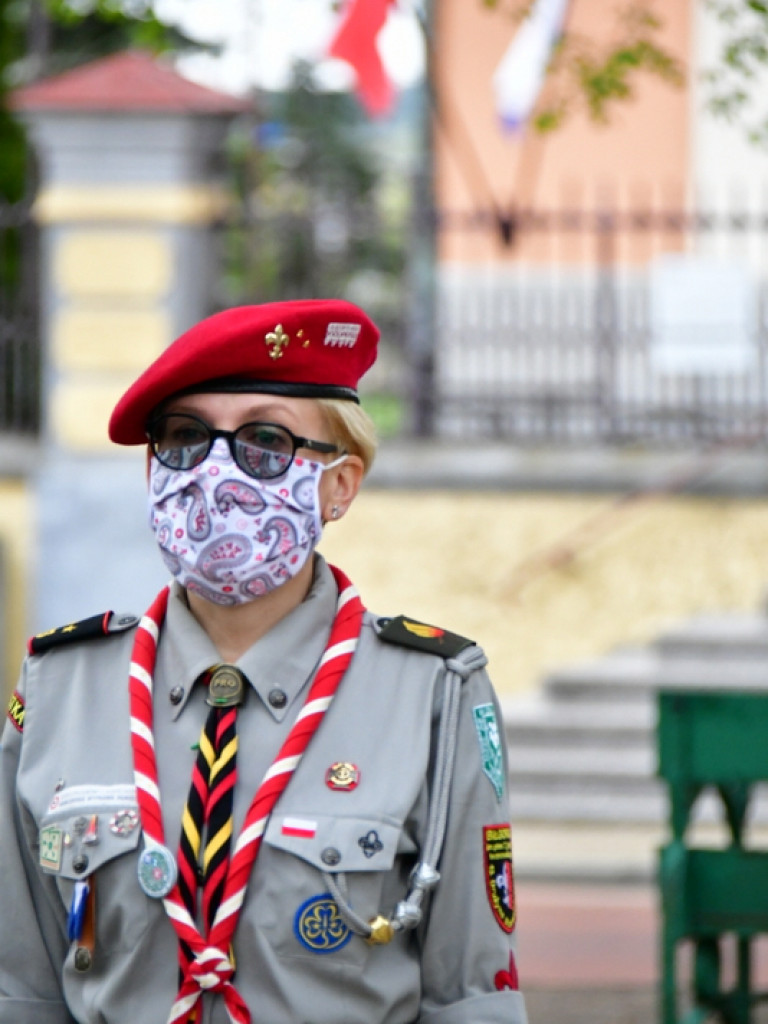 Biłgoraj. Burmistrz, Wójt i Przewodniczący Rady Miasta złożyli kwiaty ku czci majowej Konstytucji (FOTO)