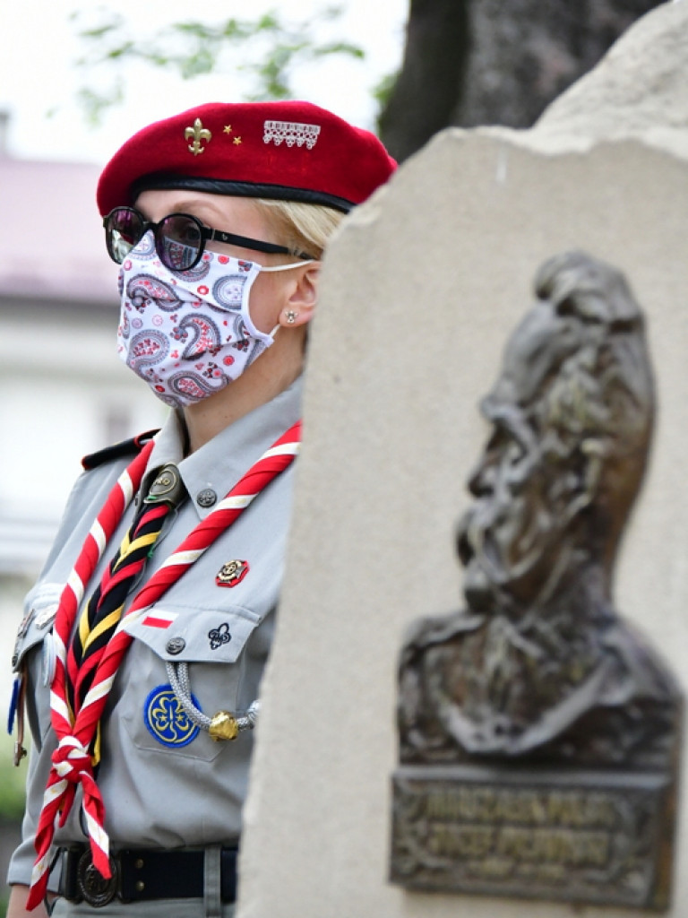 Biłgoraj. Burmistrz, Wójt i Przewodniczący Rady Miasta złożyli kwiaty ku czci majowej Konstytucji (FOTO)