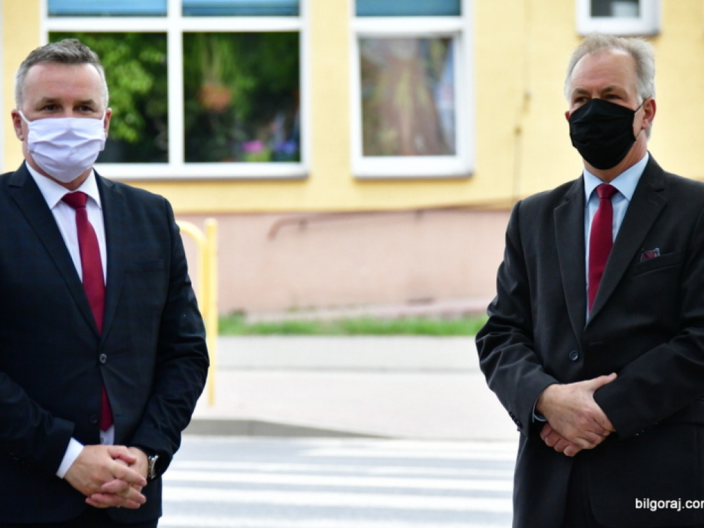 Biłgoraj. Burmistrz, Wójt i Przewodniczący Rady Miasta złożyli kwiaty ku czci majowej Konstytucji (FOTO)