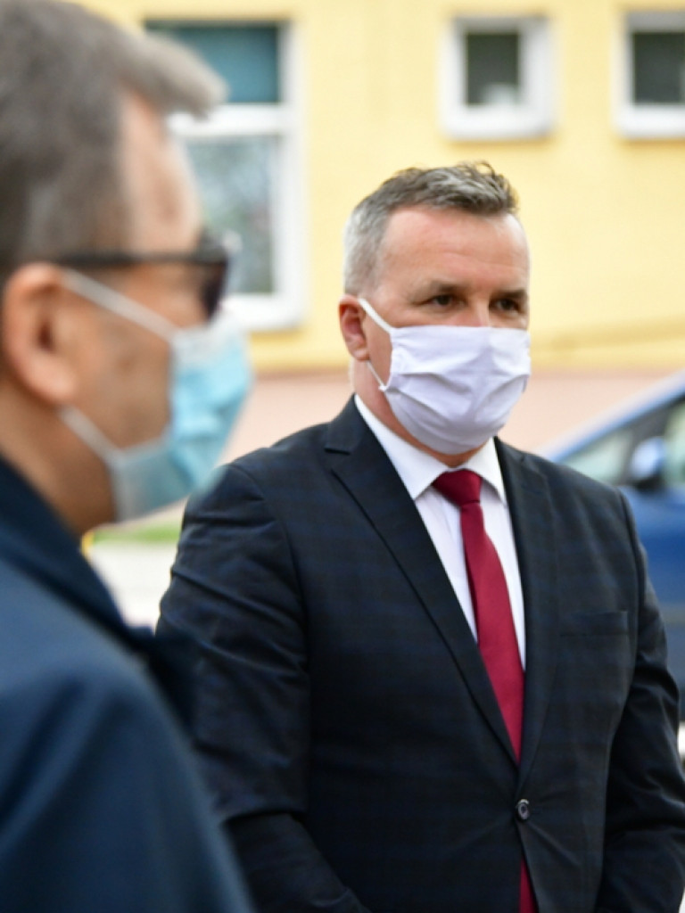 Biłgoraj. Burmistrz, Wójt i Przewodniczący Rady Miasta złożyli kwiaty ku czci majowej Konstytucji (FOTO)