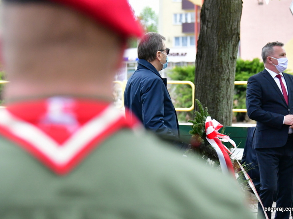 Biłgoraj. Burmistrz, Wójt i Przewodniczący Rady Miasta złożyli kwiaty ku czci majowej Konstytucji (FOTO)