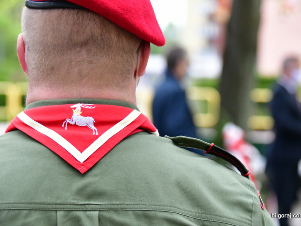 Biłgoraj. Burmistrz, Wójt i Przewodniczący Rady Miasta złożyli kwiaty ku czci majowej Konstytucji (FOTO)