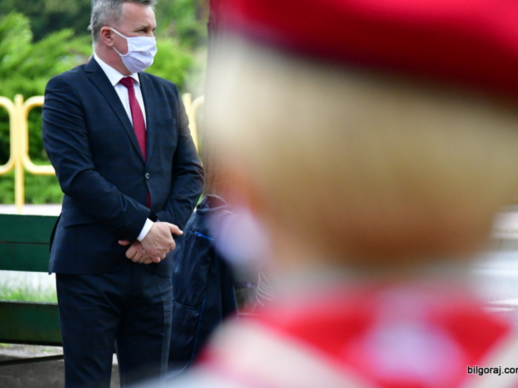 Biłgoraj. Burmistrz, Wójt i Przewodniczący Rady Miasta złożyli kwiaty ku czci majowej Konstytucji (FOTO)