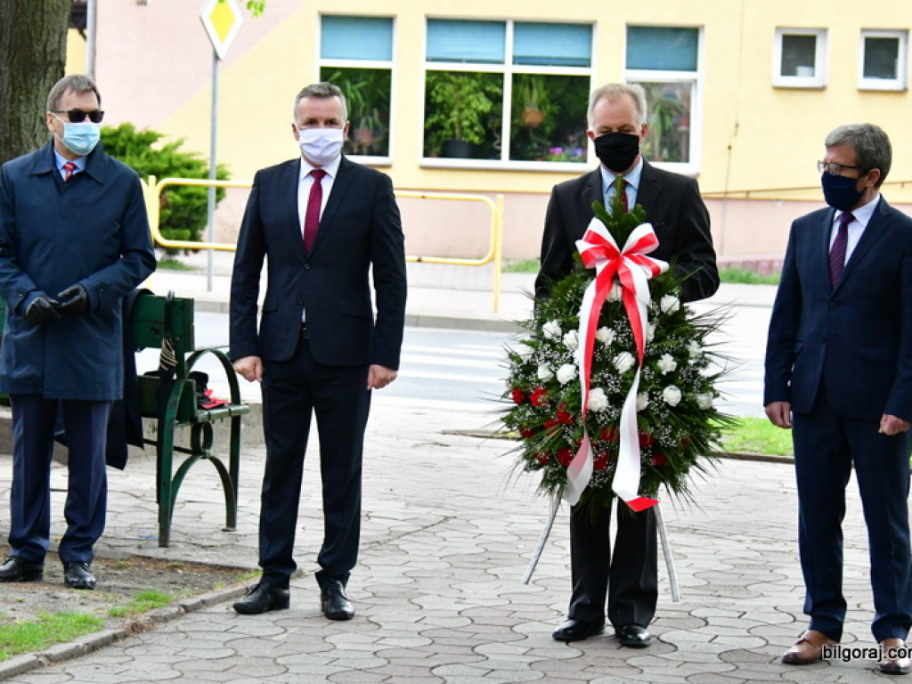 Biłgoraj. Burmistrz, Wójt i Przewodniczący Rady Miasta złożyli kwiaty ku czci majowej Konstytucji (FOTO)