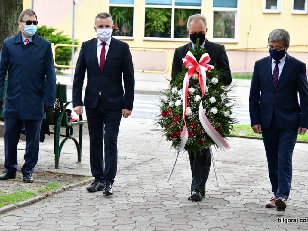 Biłgoraj. Burmistrz, Wójt i Przewodniczący Rady Miasta złożyli kwiaty ku czci majowej Konstytucji (FOTO)