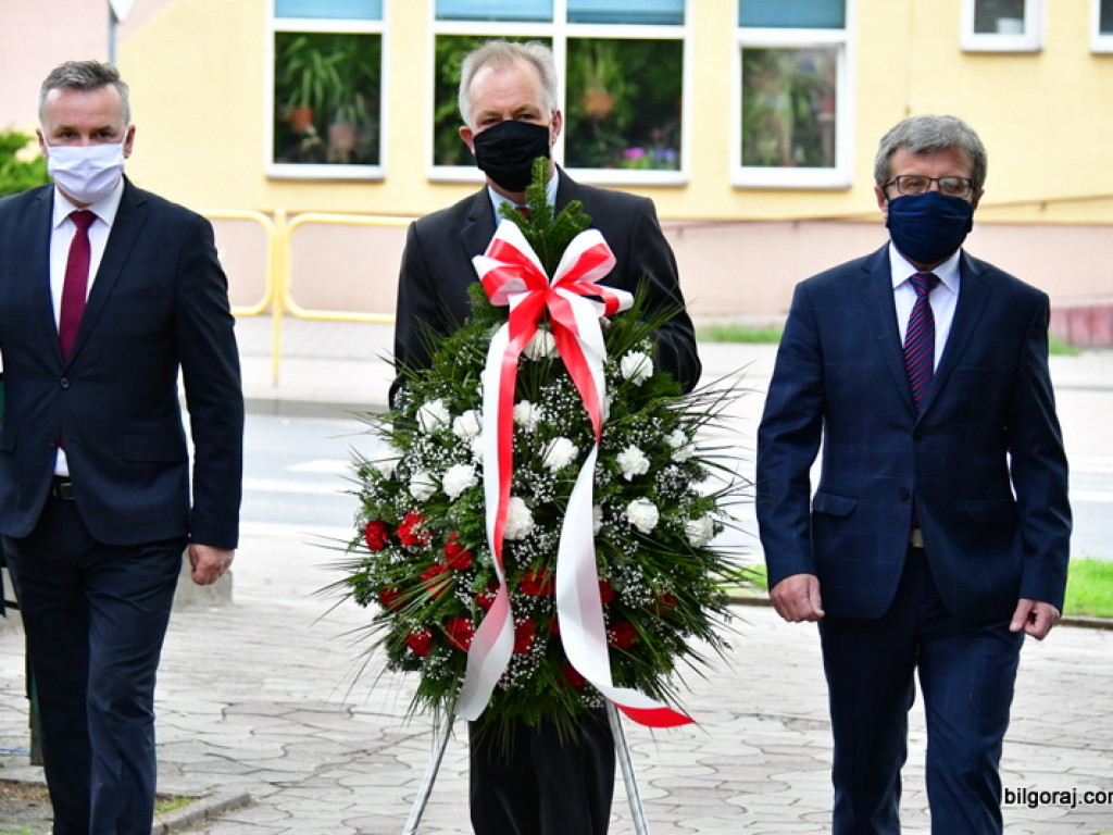 Biłgoraj. Burmistrz, Wójt i Przewodniczący Rady Miasta złożyli kwiaty ku czci majowej Konstytucji (FOTO)