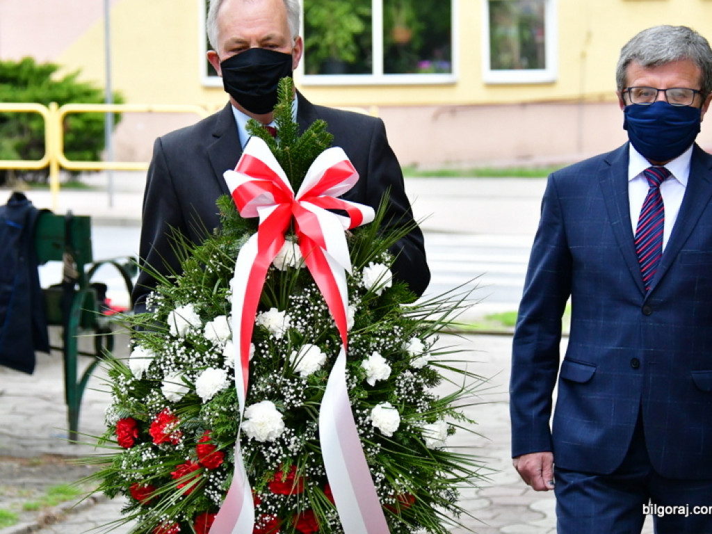 Biłgoraj. Burmistrz, Wójt i Przewodniczący Rady Miasta złożyli kwiaty ku czci majowej Konstytucji (FOTO)