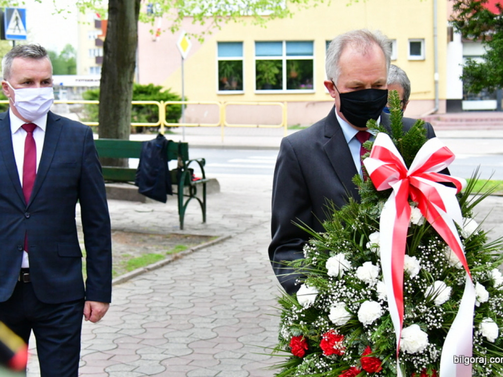 Biłgoraj. Burmistrz, Wójt i Przewodniczący Rady Miasta złożyli kwiaty ku czci majowej Konstytucji (FOTO)