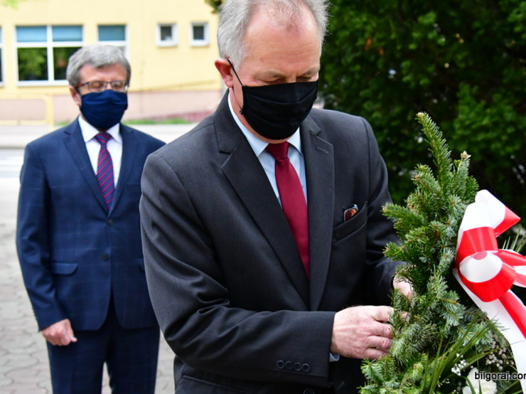 Biłgoraj. Burmistrz, Wójt i Przewodniczący Rady Miasta złożyli kwiaty ku czci majowej Konstytucji (FOTO)