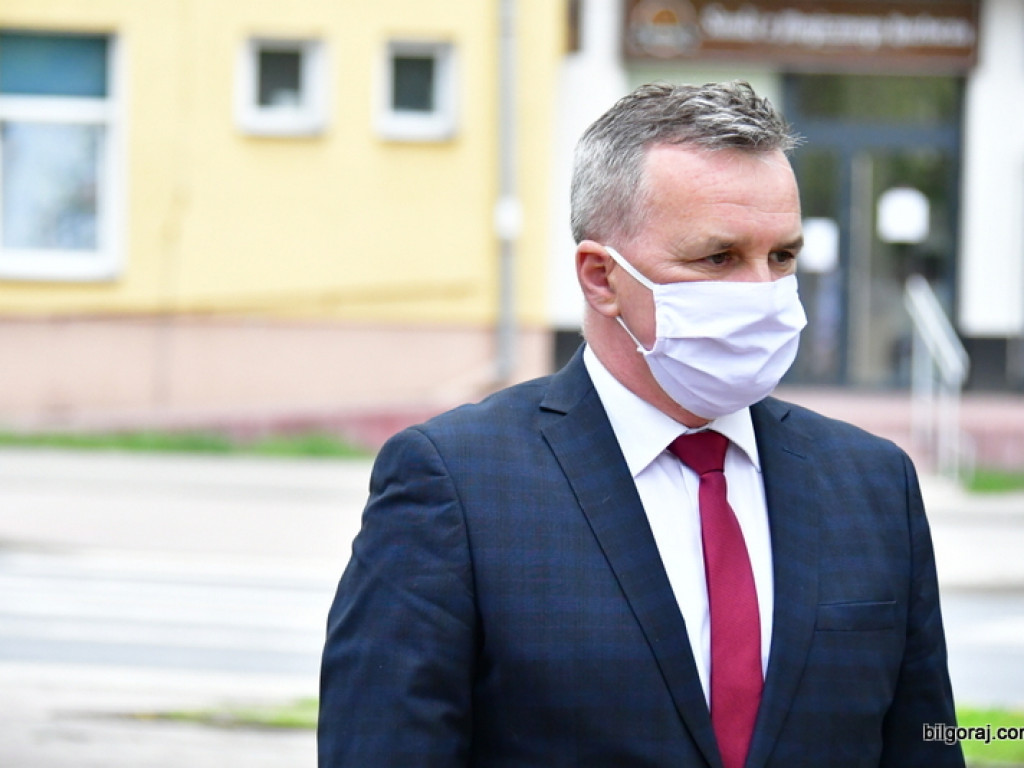 Biłgoraj. Burmistrz, Wójt i Przewodniczący Rady Miasta złożyli kwiaty ku czci majowej Konstytucji (FOTO)