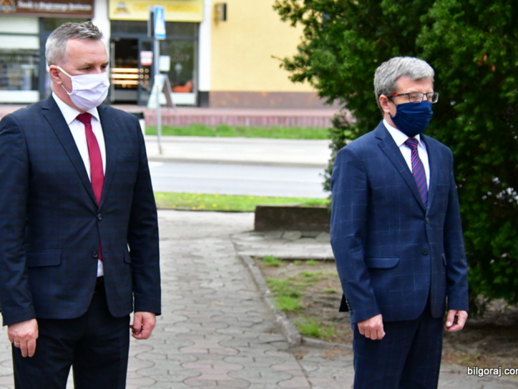 Biłgoraj. Burmistrz, Wójt i Przewodniczący Rady Miasta złożyli kwiaty ku czci majowej Konstytucji (FOTO)