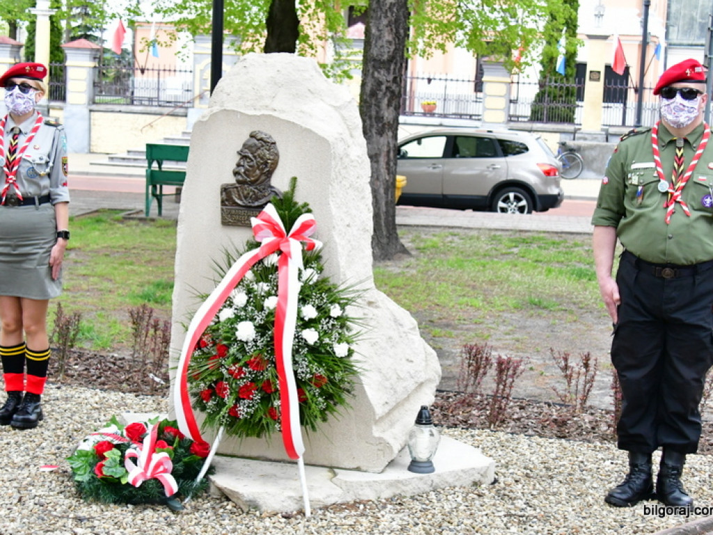 Biłgoraj. Burmistrz, Wójt i Przewodniczący Rady Miasta złożyli kwiaty ku czci majowej Konstytucji (FOTO)