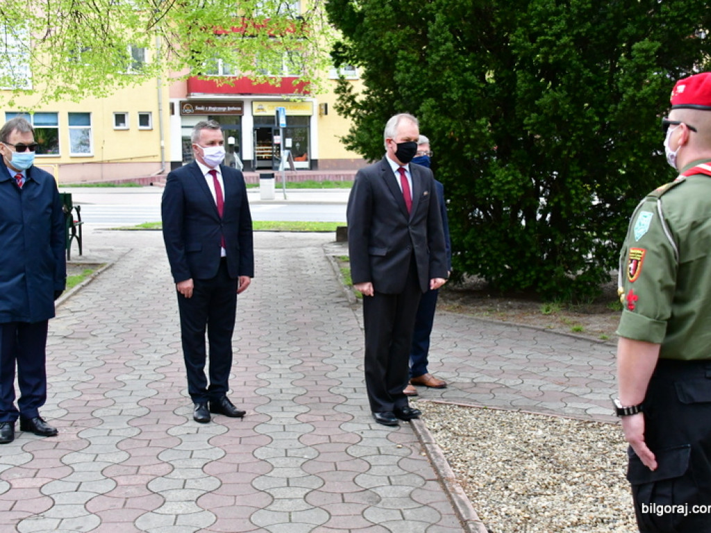 Biłgoraj. Burmistrz, Wójt i Przewodniczący Rady Miasta złożyli kwiaty ku czci majowej Konstytucji (FOTO)