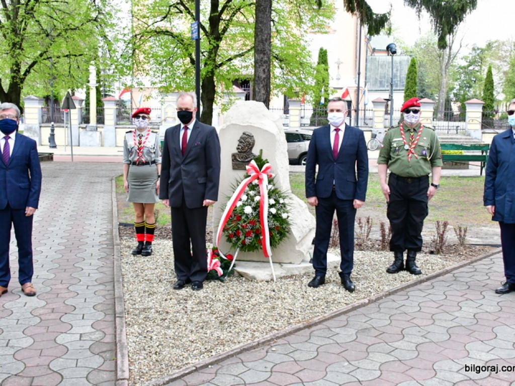 Biłgoraj. Burmistrz, Wójt i Przewodniczący Rady Miasta złożyli kwiaty ku czci majowej Konstytucji (FOTO)
