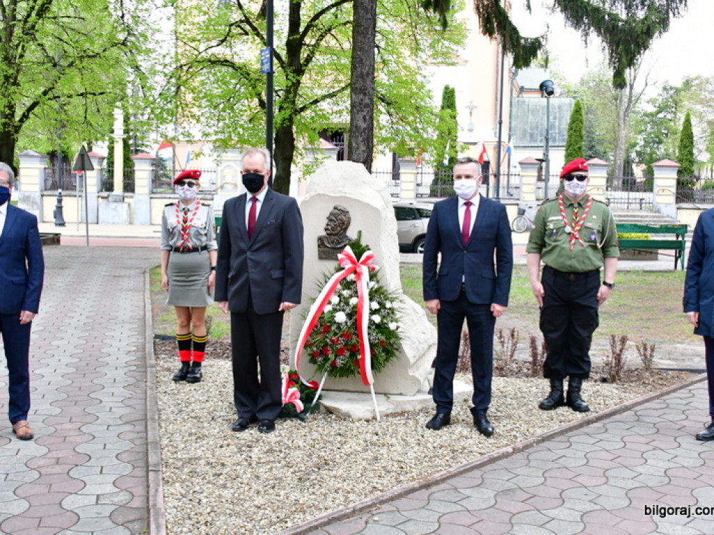 Biłgoraj. Burmistrz, Wójt i Przewodniczący Rady Miasta złożyli kwiaty ku czci majowej Konstytucji (FOTO)