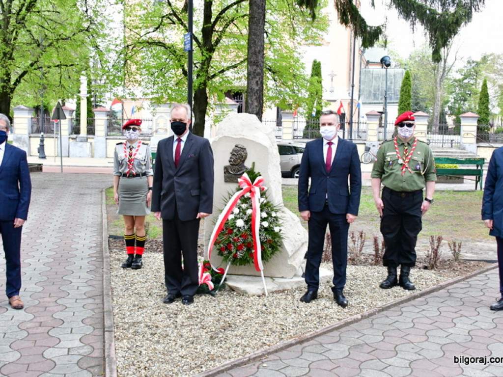 Biłgoraj. Burmistrz, Wójt i Przewodniczący Rady Miasta złożyli kwiaty ku czci majowej Konstytucji (FOTO)